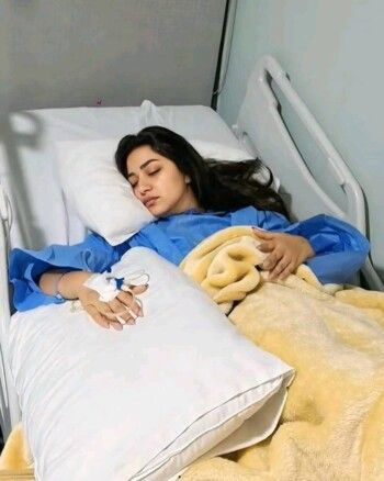 شاهد .. فنانة مصرية على سرير المستشفى وتتكتم على السبب