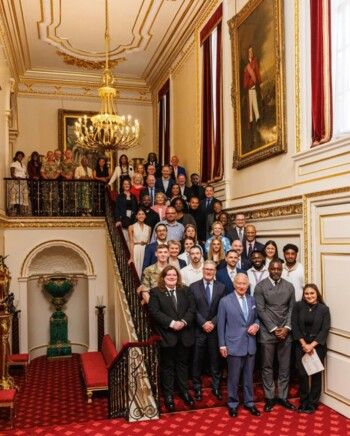 شاهد .. جرائم الطعن تجمع الملك تشارلز بإدريس إلبا .. وهذه التفاصيل