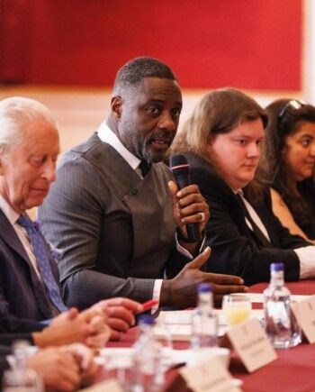 شاهد .. جرائم الطعن تجمع الملك تشارلز بإدريس إلبا .. وهذه التفاصيل