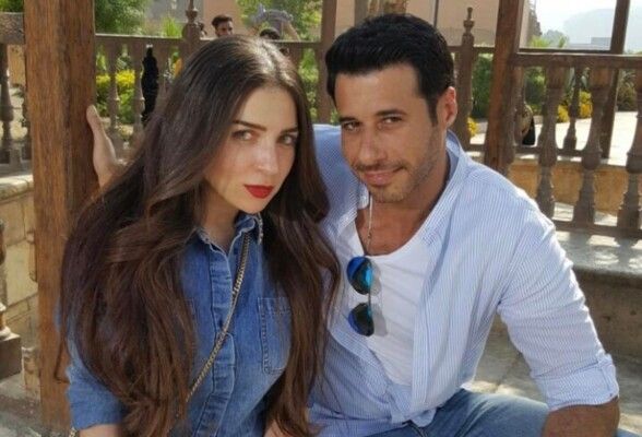 شاهد .. بلحظات مميزة.. مي عز الدين تعايد صديقها أحمد السعدني في يوم ميلاده