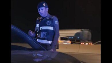 اتفرج – منها استخدام الجوال والتظليل الكامل للمركبة.. ضبط مخالفات مرورية مؤثرة على طريق الملك فهد