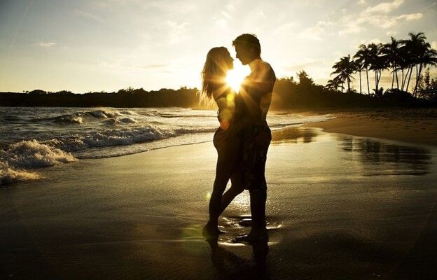 شاهد .. نجم يحدث ضجة بصورة جريئة لزوجته من دون ملابس