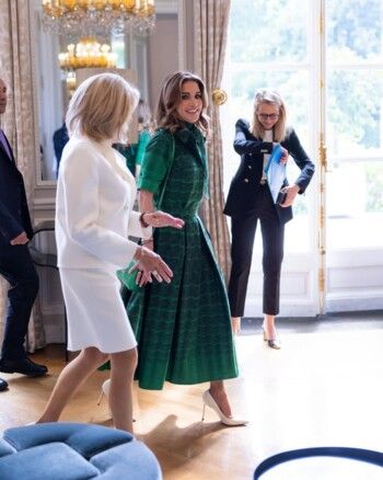 شاهد .. أناقة الملكة رانيا.. توازن بين الحداثة والاحتشام