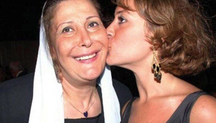 أشرف زكي ينفي شائعات وفاة الفنانة زيزي مصطفى والدة منة شلبي