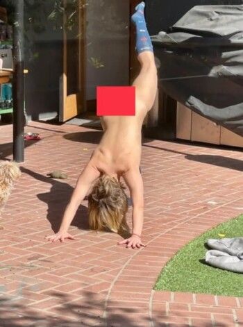 شاهد .. نجم يحدث ضجة بصورة جريئة لزوجته من دون ملابس