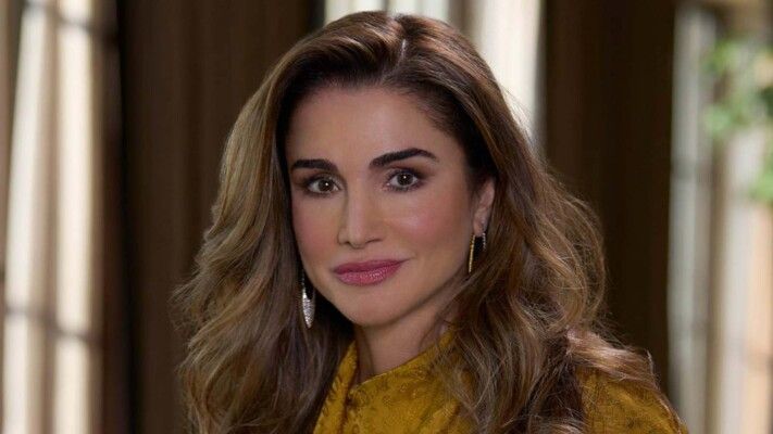 شاهد .. أناقة الملكة رانيا.. توازن بين الحداثة والاحتشام