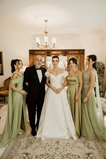 شاهد .. خطيبة سيليو صعب في صورة مع والديها وشقيقتيها