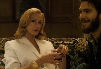 شاهد .. جوليا روبرتس تصدم الجمهور بإطلالة غير مألوفة في عمر الـ57