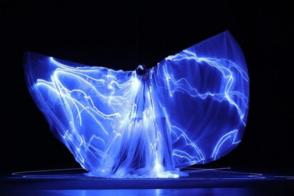 شاهد .. ليس مجرد تصميم ... "الفستان الحيّ" يتنفس على منصة العرض