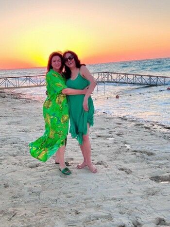 شاهد .. إلهام شاهين تستمتع مع شقيقتها على الشاطئ بملابس صيفية للبحر