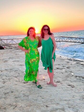 شاهد .. إلهام شاهين تستمتع مع شقيقتها على الشاطئ بملابس صيفية للبحر