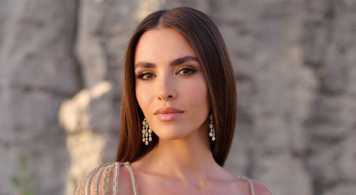 شاهد .. كنة إيلي صعب تطل بفستان الزفاف المُرتقب