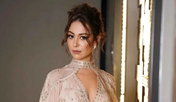 شاهد .. منة شلبي ترد بغضب على شائعة وفاة والدتها