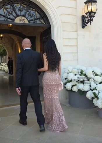 شاهد .. سيرين عبد النور تصل إلى زفاف إبن إيلي صعب