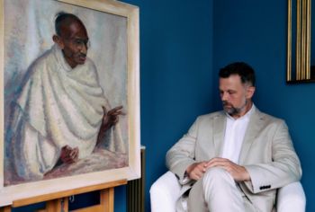 شاهد .. لوحة نادرة لـ غاندي يُباع بمبلغ خيالي في لندن