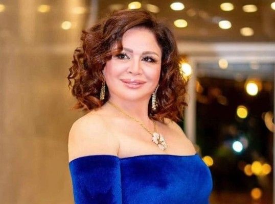 شاهد .. إلهام شاهين تستمتع مع شقيقتها على الشاطئ بملابس صيفية للبحر