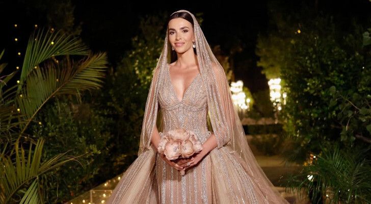 شاهد .. لحظة مؤثرة جداً .. فيديو يظهر بكاء كنة إيلي صعب ووالدتها وحماتها