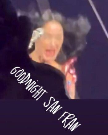 شاهد .. لحظة مرعبة على المسرح.. كاتي بيري تنجو بأعجوبة من حادث مروّع -بالفيديو