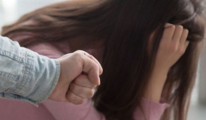 شاهد .. بلوغر شهيرة توثق لحظة تعرضها للضرب والسحل على يد زوجها السابق وسط استغاثتها