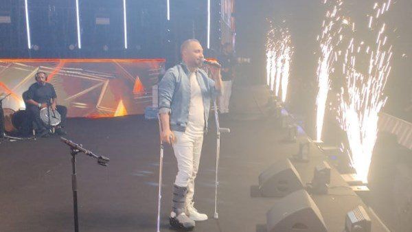 حسام حبيب يتحدى الإصابة ويغني بالعكاز على مسرح جدة في أولى حفلاته بالسعودية