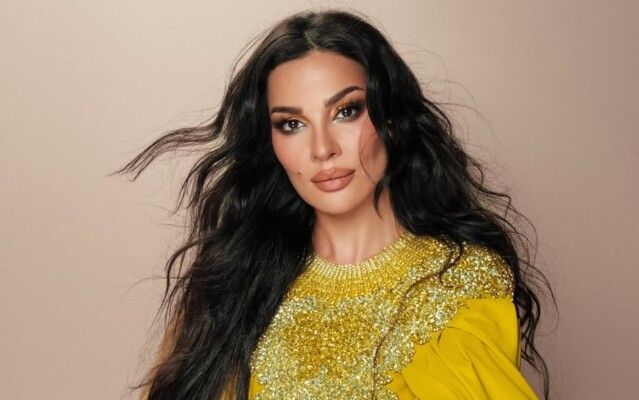 شاهد .. إطلالة أنيقة لـ نادين نسيب نجيم في زفاف سيليو إيلي صعب وزين قماطي