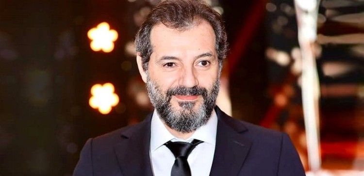 شاهد .. شربل كرم يلفت الأنظار بوسامته.. نسخة عن والده عادل كرم!