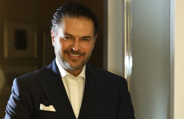 شاهد .. معجبة تقبل راغب علامة على فمه.. فيديو يحدث ضجة واسعة!