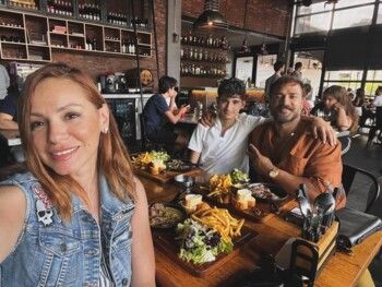 شاهد .. شربل كرم يلفت الأنظار بوسامته.. نسخة عن والده عادل كرم!