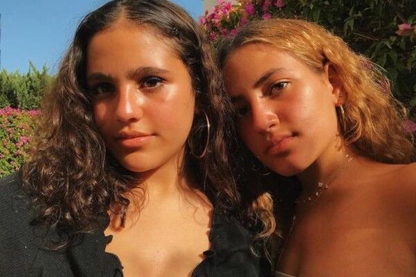 شاهد .. كنزي عمرو دياب تعايد شقيقتها جنا في يوم ميلادها بصورة من الطفولة