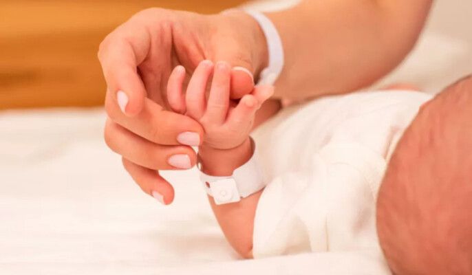 شاهد .. بعد أيام من الولادة.. مرض نادر كاد يودي بحياة يوتيوبر شهيرة