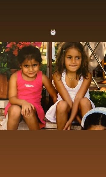 شاهد .. كنزي عمرو دياب تعايد شقيقتها جنا في يوم ميلادها بصورة من الطفولة