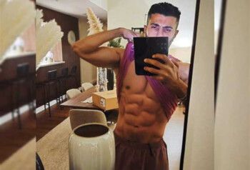 شاهد .. محمد سامي يستعرض جسمه الرياضي.. و"السكس باك" حديث المتابعين