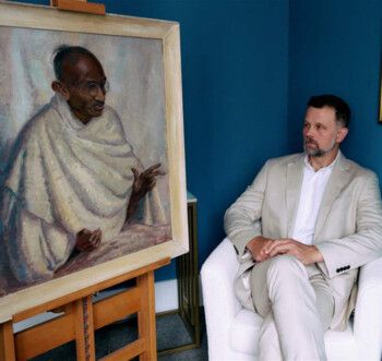 شاهد .. لوحة نادرة لـ مهاتما غاندي تباع بمبلغ خيالي