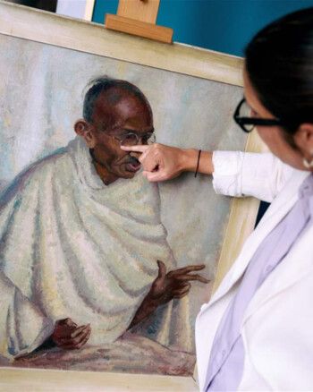 شاهد .. لوحة نادرة لـ مهاتما غاندي تباع بمبلغ خيالي