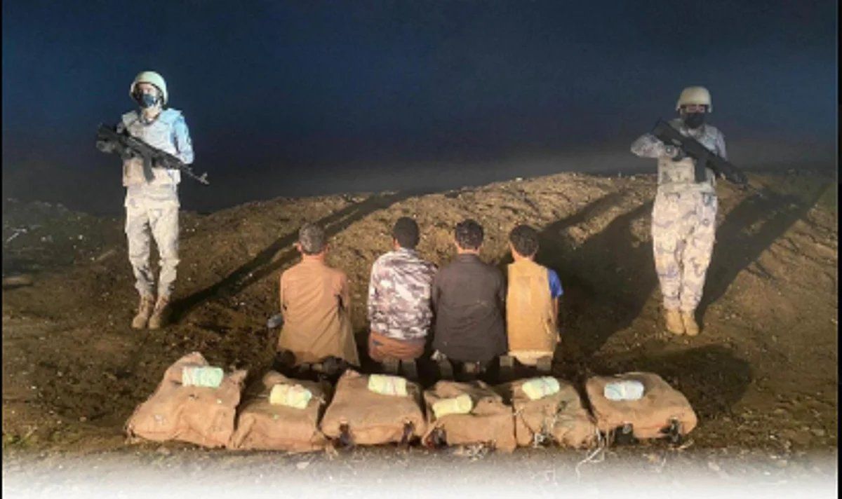 اتفرج – ضبط 4 مخالفين لنظام أمن الحدود لتهريبهم 140 كيلوجرامًا من القات بعسير