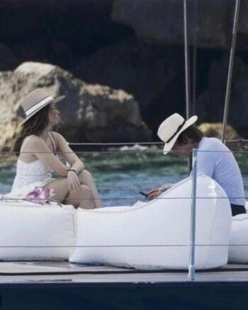 شاهد .. توم كروز وآنا دي أرماس بلحظات رومانسية على السواحل الإسبانية