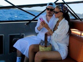 شاهد .. ابن ديفيد بيكهام يلتقط صوراً جريئة لزوجته في الحمام.. وهي تنشرها