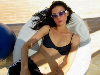 شاهد .. ابن ديفيد بيكهام يلتقط صوراً جريئة لزوجته في الحمام.. وهي تنشرها