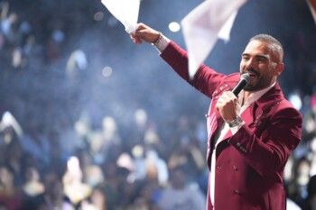 شاهد .. بعد الخيانة الشهيرة في حفل "كولدبلاي" .. هكذا اتخذ جوزيف عطية احتياطاته في أعياد بيروت