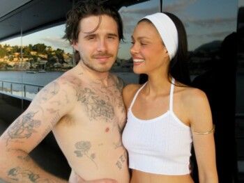 شاهد .. ابن ديفيد بيكهام يلتقط صوراً جريئة لزوجته في الحمام.. وهي تنشرها