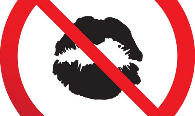 شاهد .. زوجة فنان شهير تحذّر المعجبات من تقبيله على المسرح