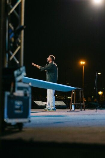 شاهد .. أجواء من الضحك بحضور كامل العدد مع جون أشقر في أعياد بيروت