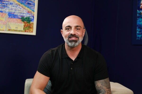 شاهد .. مجد موصللي: مار شربل أنقذني من الشلل.. غيرة زوجتي كانت قاتلة وهذا الفنان شقيقي