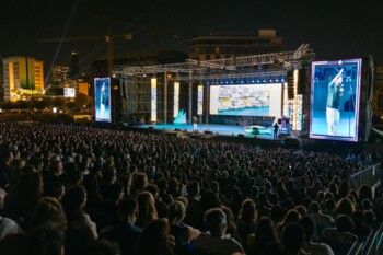 شاهد .. أجواء من الضحك بحضور كامل العدد مع جون أشقر في أعياد بيروت