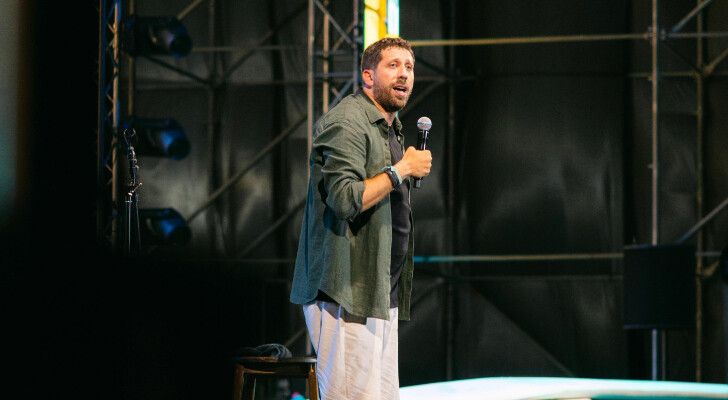 شاهد .. أجواء من الضحك بحضور كامل العدد مع جون أشقر في أعياد بيروت