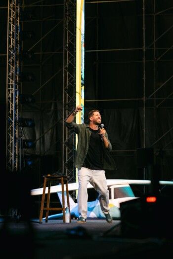 شاهد .. أجواء من الضحك بحضور كامل العدد مع جون أشقر في أعياد بيروت