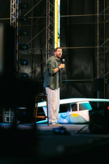 شاهد .. أجواء من الضحك بحضور كامل العدد مع جون أشقر في أعياد بيروت