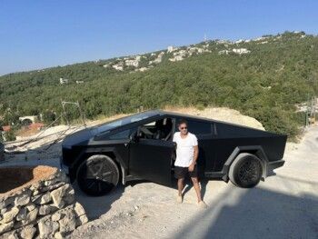 شاهد .. أمير يزبك يستعرض سيارته الفارهة.. وهذا سعرها