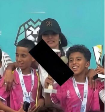 شاهد .. زينة تفاجئ المتابعين بأول ظهور محتمل لتوأمها من أحمد عز