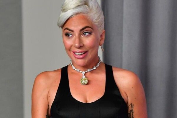 شاهد .. تعثرت ووقعت أمام الجمهور.. فيديو لليدي غاغا يتصدر الترند